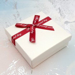 darcekova-krabicka-biela-s-cervenou-maslou-8x8cm