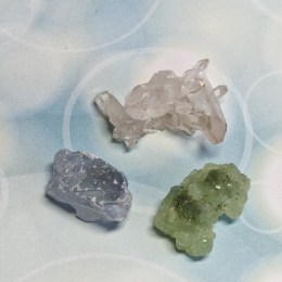 celestin-kristal-prehnit-balicek-tromlovanych-kamenov-90g-02