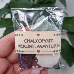 chalkopyrit-merlinit-avanturin-zeleny-balicek-surovych-kamenov-3ks-01