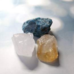 citrin-kristal-apatit-balicek-surovych-kamenov-3ks-02