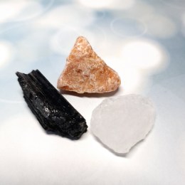 kalcit-kristal-skoryl-cierny-turmalin-balicek-surovych-kamenov-3ks-02