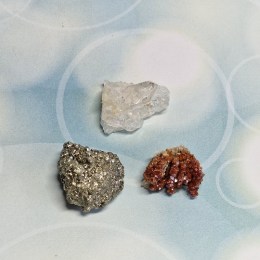 kristal-pyrit-vanadinit-balicek-surovych-kamenov-3ks-02