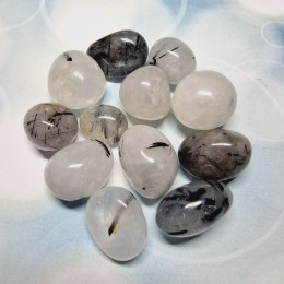 kristal-s-turmalinom-balicek-tromlovanych-kamenov-90g-02