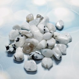 mesacny-kamen-biely-balicek-tromlovanych-kamenov-90g-02