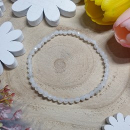 mesacny-kamen-biely-fazetovany-naramok-o-4-mm-01