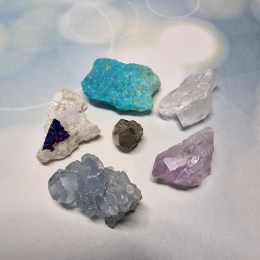 mini-zbierka-kristal-celestin-pyrit-ametyst-covellit-chryzokol-balicek-surovych-kamenov-6ks-02