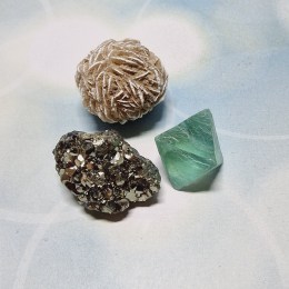pyrit-fluorit-pustna-ruza-balicek-surovych-kamenov-3ks-01-02