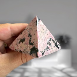 rodochrozit-pyramida-4-8x4-9-cm-02
