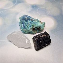 skoryl-cierny-turmalin-kristal-chryzokol-balicek-surovych-kamenov-3ks-02