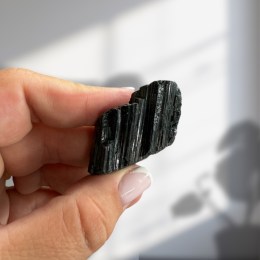 skoryl-cierny-turmalin-surovy-kamen-37-15-g-01
