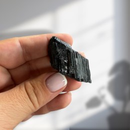 skoryl-cierny-turmalin-surovy-kamen-37-15-g-03
