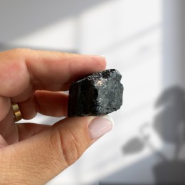 skoryl-cierny-turmalin-surovy-kamen-52-69-g-02