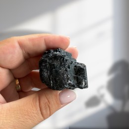 skoryl-cierny-turmalin-surovy-kamen-63-29-g-03