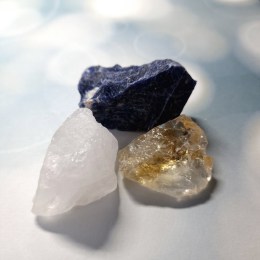 sodalit-citrin-kristal-balicek-surovych-kamenov-3ks-02