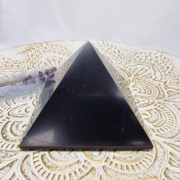 sungit-pyramida-10x10cm-03