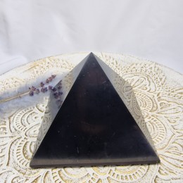 sungit-pyramida-12x12cm-03