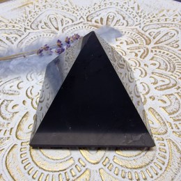 sungit-pyramida-8x8cm-1-03