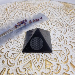 sungit-pyramida-kvet-zivota-5x5-cm-03