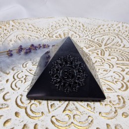 sungit-pyramida-s-ciernou-mandalou-6x6cm-01