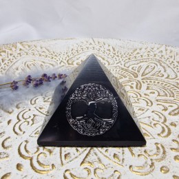 sungit-pyramida-so-striebornym-stromom-zivota-6x6cm-01